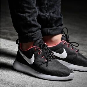 nib NIKE Original Edition (2014) Roshe Run in Black/White Hyper-Punch - Size 12